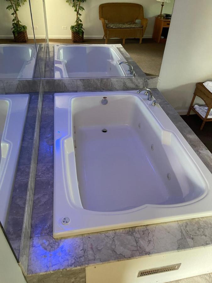 Vibe Inn - Whirlpools Suites - Lyons ภายนอก รูปภาพ